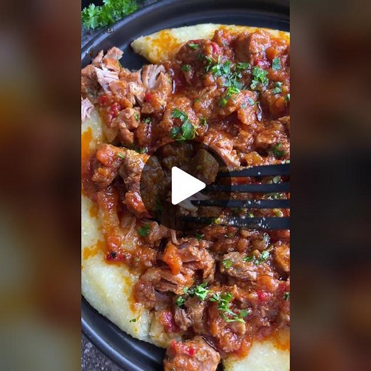 🔰 Salvează rețeta de tocăniță scurtă din carne de porc. Se poate face exact la fel, din carne de pui care se gătește și mai repede. De ce se numește scurtă? Pentru că nu are un sos foarte lichid. Ceapa și legumele se fierb atât de bine, încât la final nu se mai simt deloc și se transformă într-un sos consistent, cu gust bogat și delicios. Vă promit că o să vă placă! de fapt, e și foarte ușor de făcut! 🍎Ingrediente: ✅ 700 g pulpă de porc ✅2 cepe de mărime medie ✅ 1 morcov ✅ 1 ardei ✅sare, piper