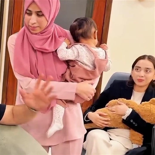 Maryam Ghazal ki beti Ayat k sth khel rhi h wo usko wese hi pyar krti h jese apni beti Dua ko krti h