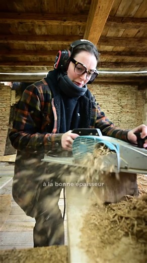 Laetitia Cabello on Instagram: "Beaucoup l’aurait brûlée cette poutre abîmée, je lui redonne une seconde vie ! Et le résultat va être exceptionnel ! Et toi, t’aurais osé ? @tracertoolsfr Vêtements chauffants @gheat_officiel, référence Veste Softshell, gants Street, sweat et tour de cou 🔥. Code promo 15CABELLO Publicité #renovation #renovationproject #renovationmaison #maison #travaux #travauxmaison #autorenovation #travauxrenovation"