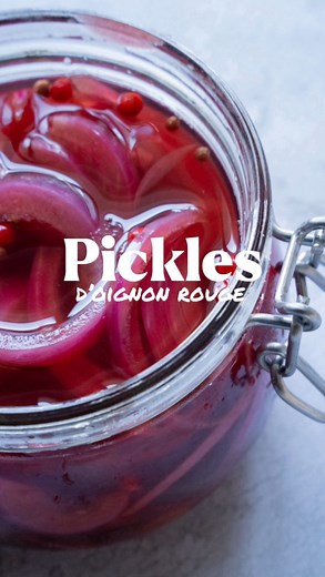 Elise 🌞| Cheffe privée | Cuisine végétarienne 🌿 on Instagram: "🧅💕Recette des Pickles d’Oignon Rouge 🧅💕 Envie d’un condiment maison pour donner une touche acidulée et colorée à tes plats ? Découvre ma recette simple et rapide de pickles d’oignon rouge ! Parfaits pour accompagner salades, tacos, sandwichs, œufs et plus encore ! Ingrédients : 1 oignon rouge, finement tranché 200 ml de vinaigre de vin rouge (ou de cidre) 50 g de sucre de canne 1 gousse d’ail 1/2 c.à.c de graines de coriandre 1