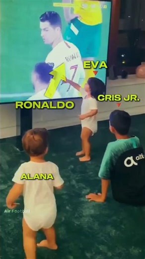 لما أولاد اللاعبين يشوفون آباءهم الأبطال في التلفزيون 😄👏 #shortsfeed