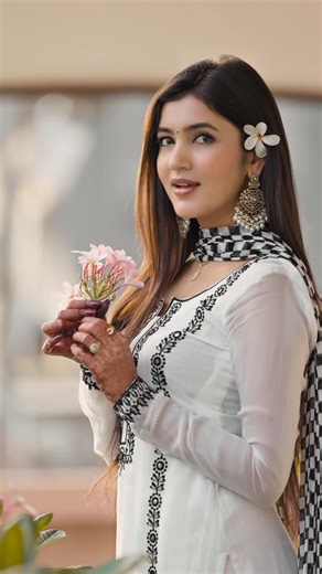 Mahi Dhaka on Instagram: "Phoolan ki kyari laage❤️🥹 Shot & edit by: @vaemproductions #explore #trending #instagood #trendingreels #reelkrofeelkro❣️❣️❣️🙈🙈😘"