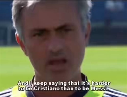 José Mourinho :être Cristiano Ronaldo est plus difficile que d’être Lionel Messi. Messi a évolué dans un environnement stable, proche du but et avec moins d’efforts défensifs, alors que Ronaldo a dû s’imposer dans une équipe en construction, en jouant sur un côté avec beaucoup plus de responsabilitésRonaldo est moins protégé et prend plus de coups, tout en étant jugé sur son image
