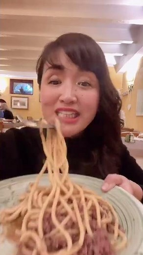ロバ肉食う！？🇮🇹ヴェローナ郷土料理のロバ肉ミートソースパスタ食べてみた！【イタリアVlog】