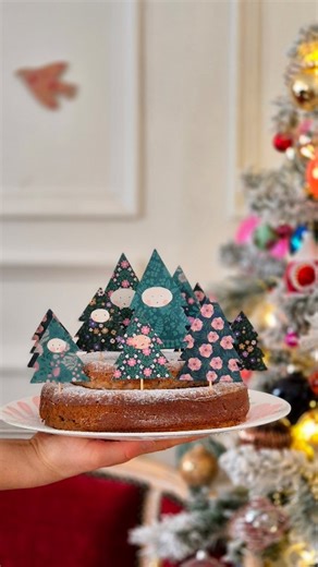 Géraldine | DIY • Couture • Broderie • Crochet on Instagram: "𝗜𝗹 𝗲𝘀𝘁 𝗲𝗻𝗰𝗼𝗿𝗲 𝘁𝗲𝗺𝗽𝘀 ! Evidemment. Pour les cake toppers du gâteau de Noël, ou d'un gâteau des vacances. Une activité à faire en famille ! 👆🏻 𝗟𝗲𝘀 é𝘁𝗮𝗽𝗲𝘀. ✂️ 𝗟𝗲 𝗺𝗮𝘁é𝗿𝗶𝗲𝗹. - De jolis papiers, (Ici les papiers origami du livre "Origami Thérapie Forêts enchantées" de @mini_labo.), - De la colle blanche, - Un emballage alimentaire en carton (type céréales), - Une paire de ciseaux, - De l’aquarelle (ou des 