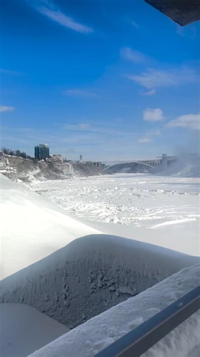 This is amazing! Up close, Niagara Falls looks frozen solid—but it’s a winter illusion. The mist and spray build thick layers of ice on the surface while millions of liters of water keep rushing underneath all day long. 🌊 Have you seen the Falls like this before? 🎥: @lauritas_falls | Niagara Falls