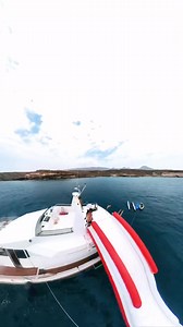 Les presentamos el nuevo barco Fun Yacht 🛥️🥳🫶 Este barco único ofrece una experiencia inigualable con su tobogán de 7 metros, el primero y único en Canarias. Además, la diversión continúa con una amplia gama de deportes acuáticos, como bicicleta acuática, snorkel, kayak, torpedo acuático y paddle surf. 🔝🌊 En nuestro paraíso acuático, cada uno encuentra su pasión y la diversión está garantizada. Puedes alquilar este barco como charter privado para una experiencia exclusiva o unirte a una emo