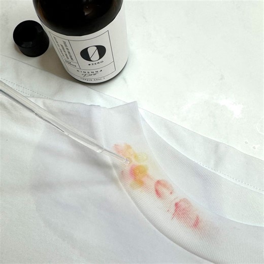 「夏服の黄ばみ」洗うと“ピンク”に変色してしまう意外なワケ【洗濯のプロが予防策も解説】