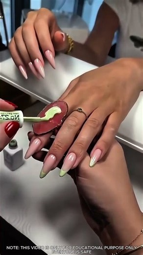 ¿Por qué tus puntas francesas no tienen este aspecto? #nailtech #nails #frenchtipnails