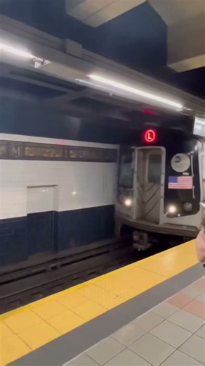 R143 L arriving myrtle ave #nycta #nyc #train #myrtleavenue