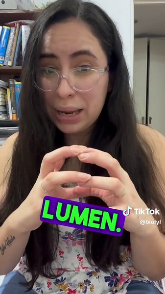Los lisosomas son organelos que se encuentran dentro de la célula. Tienen la función análoga al estómago: son ellos los que llevan a cabo la digestión celular. Dentro de ellos hay enzimas hidrolasas encapsuladas que ayudan a romper los enlaces de proteínas, ácidos nucleicos y azúcares, con la finalidad de crear partículas más sencillas y de menor peso molecular que puedan ser ingresadas de nuevo a las rutas metabólicas. #biolyl #biologia #cbc #medicina #uba #ubaxxi #biologiacelular #apunteslindo