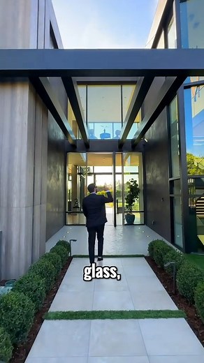 9.1K views · 305 reactions | What do you think is the craziest part of this $45 Million Mega-Mansion in Los Angeles, Ca ⭐️ #megamansion #luxurylife #luxuryhomes #billionaire | Enes Yilmazer | Facebook