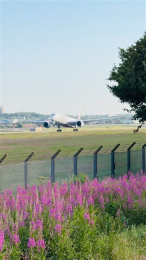 🛬| A dreamy landing at EDI. Where are you landing next? 🌎🤩 🎥 @theplanespottingchannel #edinburgh #edinburghairport #travel #aviation #emirates | Edinburgh Airport