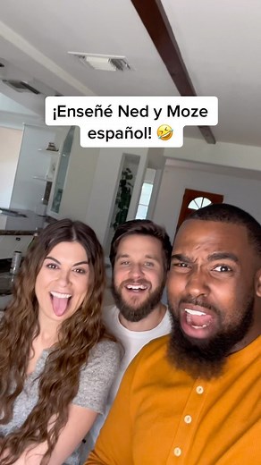 Daniel Curtis Lee on Instagram: "¡Hola chicos! Hoy estoy enseñando español a Ned y Moze @devonwerkharder y @ladymshawsters A veces cometo errores en español, pero tengo una pregunta. Yo sé que algunas personas prefieren utilizar pronombres y artículos neutros en lugar de los masculinos o femeninos. ¿Es permisible intercambiar los artículos masculinos y femeninos en español para alguien que se identifica como no binario? Déjame saber en los comentarios. ¡Vamos a aprender juntos! Siga @nedsdeclass