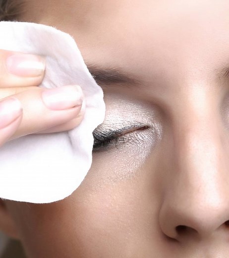 How To Remove Waterproof Eyeliner: 4 Gentle Methods