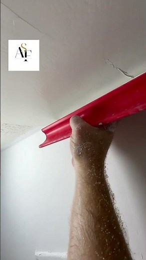 Peintre en bâtiment à Sainte-Maxime : lisser un mur crépi avec un enduit de finition professionnel