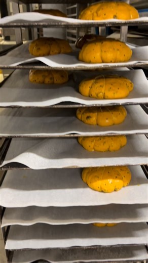 🎃 Il est de retour ! Comme chaque année à cette période automnale, notre pain à la courge fait son grand retour chez Boulangerie Gaëlle 🤩 Moelleux, légèrement sucré et tellement parfumé… c’est le pain parfait pour accompagner vos soupes, fromages ou tout simplement à savourer nature 😍 Venez le découvrir (ou le redécouvrir) dès aujourd’hui 🍂 | Boulangerie Gaëlle Paulhan