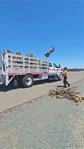 #PayFire Update (7/9 - 6:15 pm): The fire remains at 77 acres and is 85% contained. Crews are finishing up the mop up phase and cleaning up around the area of the fire. Continue to stay alert and watch for emergency vehicles in the area. 🎥: Loading the used hoses from the fire. | CAL FIRE Amador-El Dorado Unit