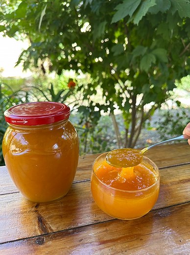 How to Make Homemade Apricot Jam👌🏻 Apricot Jam Ingredients: • 1 kg apricots • 800 g granulated sugar • ½ teaspoon citric acid (lemon salt) Instructions: 1. Wash the apricots and remove the pits. 2. Add half of the sugar (400 g) to the apricots. Let it sit at room temperature for a few hours until the sugar dissolves. 3. Once the sugar has dissolved, transfer the mixture to a pot and cook over medium heat, stirring gently. 4. When the apricots have softened, blend the mixture until smooth and p