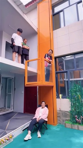 आंटी ने उंगली पर उठा ली पूरी लिफ्ट! 😱😲