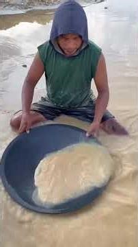 Perfect, the process of getting a lump of gold on the edge of the river, amazing #lokingforgold