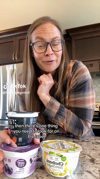 🦠 Probiotics are live cultures that help contribute to a healthy gut, but not all yogurts contain probiotics! 🔥 Heat from the yogurt-making process can kill these beneficial bacteria, so it’s important to review the label to ensure they’re still present. Yoplait Original, for example, contains a ton of added sugar and ZERO probiotics. A double whammy on your gut health. READ THE LABEL! 🏷️ Look for “live and active cultures” on the yogurt label, or you can find specific probiotic strains like 