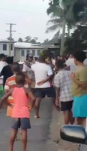 A brawl in Suva, Fiji, Sunday morning - at the epicentre of Covid O tagata ua ola e aunoa ma noanoataga o le loto ma le mafaufau. O le olaga e leai Keriso o le mea lea e oo iai. E mana'omia le salamo Fiji. Faiatu ai fo'i 😁 #faapaupau #Fiji 📹 Michael Field | Taeao o Samoa