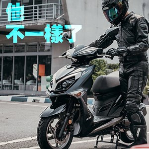 【他不一樣了！規格篇】 JET SR真的不一樣了！ ✨搭載「全新R世代引擎」了 馬力、扭力提前湧現 0-100m 加速比JetS快2.2個車身 ✨「車身輕量化」了 JETS 六期 129kg JETS 七期 127kg JET SR 七期 124kg ✨用「七期規格」更環保了 P.S.粉絲們還知道哪裡不一樣了嗎？外觀篇 未完待續... 👉🏻車款資訊>> https://bit.ly/33Htpph 👉🏻官網連結>> https://bit.ly/2WIOuya ＊購車優惠以官網為主 | SYM－SanYang Motor