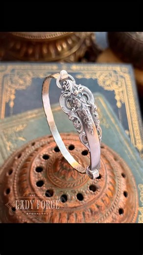 The 1941 Grand Baroque by Wallace Silversmiths ✨ Designed in 1941 by Wallace‘s master artist, William S Warren, the Grand Baroque pattern was created to embody the opulent splendor of Europe’s great palaces in a time when America longed for beauty, stability, in heirloom craftsmanship. Released on the eve of World War II, its dramatic sculptural style offered a touch of luxury and escapism. An invitation to bring a sense of Old World grandieur into the home. A celebration of Baroque and Renaissa