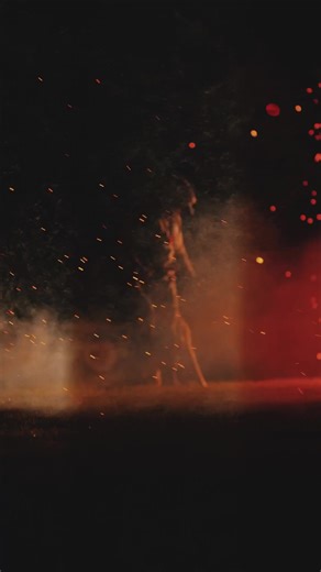 Knall, Rauch, Feuer, sieht für viele nur spektakulär aus. Wenn’s aber keinen Plan dahinter gibt, ist es einfach nur Show. Pyrotechnik kann helfen, wenn du weißt, was du tust. Wer’s macht, nur um “krass” zu wirken, hat im Hundesport nix verloren. #workingdog #xmechelaar #landshark #pyro