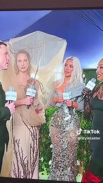 Kim trying to keep her composure like 🙂 #MetGala #LanaDelRey #kimkardashian