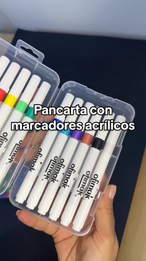 Pintando en cartulina negra con marcadores acrílicos