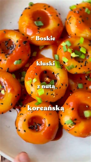 Marta Maciurzyńska | Szybkie, pyszne i zdrowe przepisy on Instagram: "Kto nie kocha kluseczek? Ja jestem ich wielką fanką! 😇Super smakują tak po polsku ale z nutą koreańską to dopiero odlot!!! 😍😀 Zróbcie sobie! Marynata: 1 łyżka pełna gochujang 2 cm imbiru 2 ząbki czosnku 1,5 łyżki sosu sojowego 2 łyżki syropu klonowego 1 łyżka octu ryżowego 1 łyżeczka oleju sezamowego Pozostałe składniki: 150 ml mleczka kokosowego 700g ziemniaków Mąka ziemniaczana (na oko) Szczypta soli Cebula dymka Sezam cz