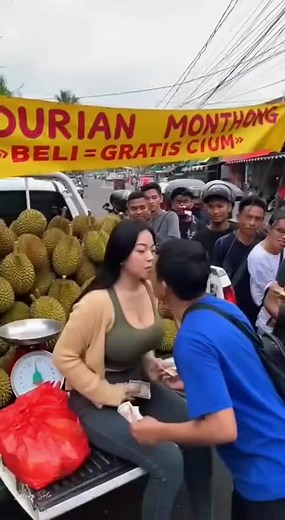 Durian Gratis dan Momen Ciuman Asik
