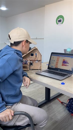 Techmology on Instagram: "✅ Après une semaine d’activités et de découvertes sur la Maison Intelligente, Idris a créé son propre système de détection de mouvement 🏠✨ C’est la fin du Winter Camp, merci pour cette belle énergie 🤍 Mais bonne nouvelle : les activités du week-end reviennent très bientôt — le 9 janvier 🔥"