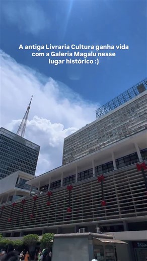 💜 Roteiro SP | O que fazer em SP on Instagram: "💡👀Você já tá sabendo que o lugar onde funcionava a antiga Livraria Cultura agora está aberto novamente pra nós? 👉É a Galeria Magalu! 💙 E sim! Vai ter muita arte porque a Pinacoteca está aqui! O teatro agora é do YouTube e promete trazer muitas novidades! ☕️Tem café da WeCoffee, tem espaços de convivência, livraria pra gente continuar vindo aqui passar aquele tempo que a gente ama lendo um livro maravilhoso. 🛍️E vão ter 5 lojas em uma só aqui!
