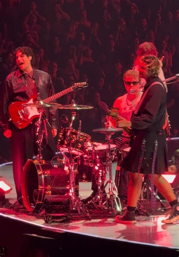 Luke Hemmings sang in front of his in-laws — 5 Seconds of Summer clip
