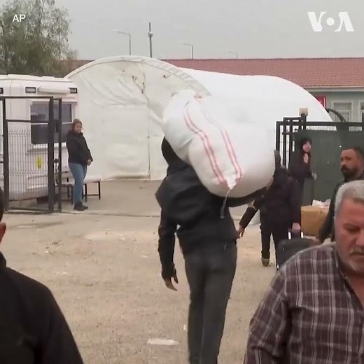 叙利亚难民在土、叙边境集结 期待重返家园