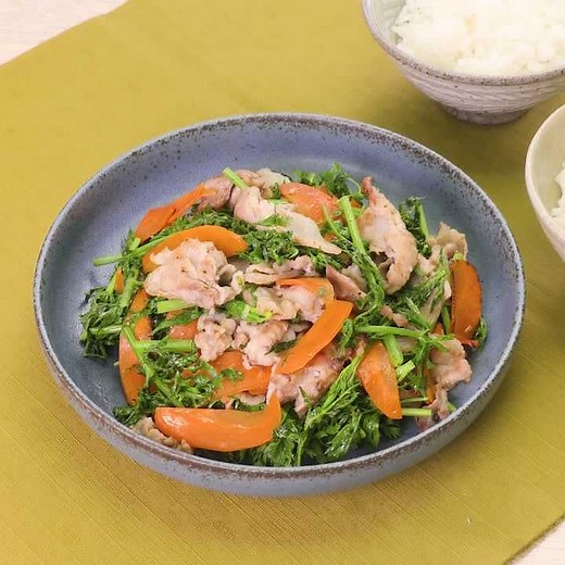 さっと作れる♪ にんじんの葉と豚肉の塩炒めのレシピ動画・作り方 | デリッシュキッチン