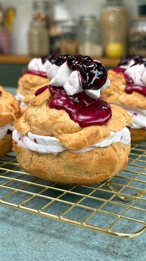 Nemme fastelavnsboller med solbær 🩷 Og de smager bare godt! Vandbakkelser fyldt med solbærskum og -syltetøj og med den smukkeste solbærglasur på toppen - en perfekt kombination af det søde og syrlige. Og er du ikke til solbær, så erstatter du bare solbærsyltetøj med fx hindbær- eller blåbærsyltetøj 👏 Her får du opskriften på seks fastelavnsboller: Vandbakkelser: - 1 dl vand - 50 g smør - 1 tsk sukker - 50 g hvedemel - 90 g sammenpiskede æg Bring vand og smør i kog i en gryde. Kom mel i, på én 