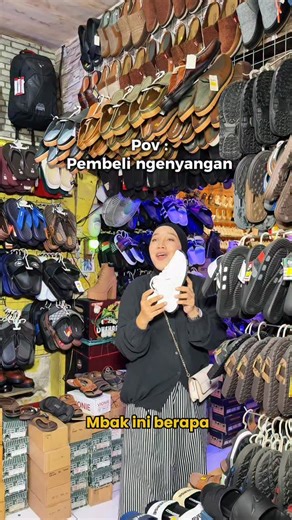 Vita Nila Sari | Sendal ndek pertigaan morowudi ini gapake di tawar ancene wes murah" pol!! Termurah sak Gresik!! mangkane dari dulu sampe sekarang gak... | Instagram