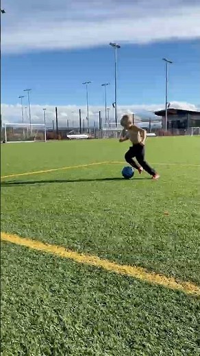 The scissors / step over and shot. #soccer #football #futbal #littlemessi