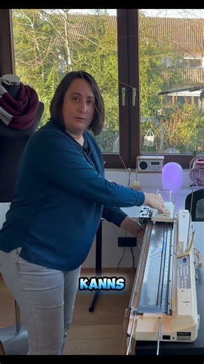 Wolle einfädeln & die ersten 88 Reihen – Loop-Schal an der Strickmaschine 🧶#shorts #knittingmachine