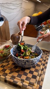 CLASSIC GREEK SALAD ~6 porciones Ingredientes -para la vinagreta- 3 cdas vinagre de vino tinto 1 cda mostaza dijon 2 cditas miel de abeja 2 cditas orégano seco Jugo de medio limón amarillo 1/2 cdita sal de mar 1/4 cdita pimienta negra recién molida 1/3 T aceite de oliva extra virgen Opcional: 1 diente de ajo, rallado (Prueba y ajusta sal y pimienta al gusto) -para la ensalada- 3 T tomates cherry, a la mitad 4 pepinos persa, en medias lunas 1/4 pza cebolla morada, en plumas bien finas 1 T aceitun