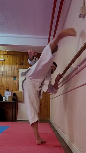 Karate: Mawashi geri - roundhouse kick. try the exercise at the end to improve the path and control of your kicks. #karate #shotokan #martialarts #training #kicks #tutorials #martialartist
