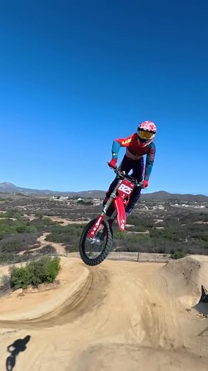 Watch as this motorcycle rider defies gravity with an incredible freestyle motocross performance. The jump, the mid-air trick, the landing—pure skill and artistry on display. #FreestyleMotocross #MotorcycleStunt #AdrenalineRush #BikeLife | Viral MX