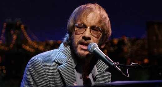 Warren Zevon Knew He Was Dying of Cancer But Still Showed Up on Letterman for One Final, Heartbreaking Live Performance – Joked About His Death, Played His Last Songs Ever, Gave Away His Guitar, and Left Everyone in Tears… Now He’s Finally Getting Inducted Into the Rock & Roll Hall of Fame After 30 Years of Waiting (You Need to Watch This) - updatetin.com