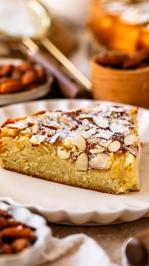 This Almond Cake is delicious and easy to make! It tastes like an almond croissant filling, with a gooey texture and a crunchy almond topping. The recipe is on my website ❤️ #almondcake #cake #cakelover | Pies and Tacos