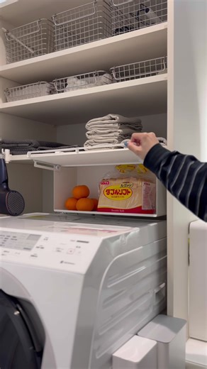 ⚠️詳細レビューは本文に↓↓↓ ・ ・ ・ こんにちは @rara__.home ララです🩶 ＼ 昨日より心地よい暮らし ／ を目指して日々検証しています..🧺 脱衣所ってスペース限られてるし、 お風呂上がりに塗る病院からもらった薬とか、パッケージは好きじゃないけどお肌に合うクリームとか、意外にカラフルなものもいっぱいで片付けても片付けてもゴチャついて見える🥲 色々みて検討して私はブレッドケースを脱衣所につけたよ！ ☑︎深すぎないちょうどいい深さで奥まで見やすい取り出しやすい ☑︎扉が収納できるから普段はフルオープンで ☑︎来客時には秒で生活感隠せる神収納🤍 ☑︎もちろんブレッドケースとしてキッチンで使っても◎ 𓂃𓈒𓏸𓂃𓈒𓏸𓂃𓈒𓏸𓂃𓈒𓏸𓂃𓈒𓏸𓂃𓈒𓏸𓂃𓈒𓏸𓂃𓈒𓏸 ララ⌇ オシャレで家事ラクな暮らし𓅸 ☾ ☽ 美しすぎる便利グッズ ☾ ☽ モノトーン好きアラフォー主婦 お得情報はストーリーで𓂃 購入品は楽天ROOMに↓↓↓ おすすめの購入品は @rara__.home ◀︎◀︎ プロフのURLに載せています𓅯 ⸒⸒ 𓂃𓈒𓏸