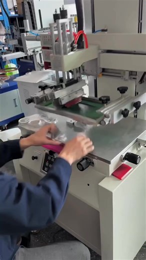 If you're still waiting hours for ink to dry or wasting massive warehouse space on drying racks, it's time for an upgrade. By integrating a High-Precision Screen Printing Machine with our custom UV LED Curing System, we've created the ultimate "Print & Pack" solution for metal lids and packaging.Why this is a game-changer for your factory:ZERO Drying Time: UV LED instantly polymerizes the ink.Space Efficiency: Eliminates the need for long drying conveyors.Scratch Resistance: UV ink on metal prov